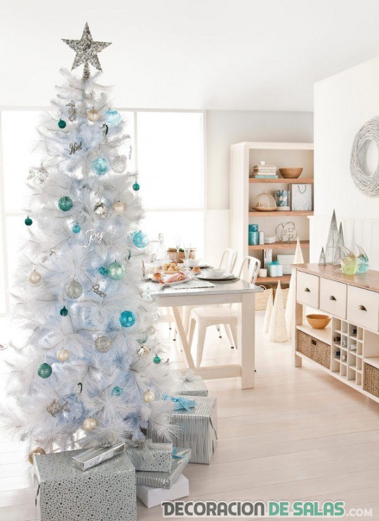 árbol de navidad en blanco y azul