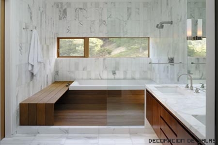 baño con madera