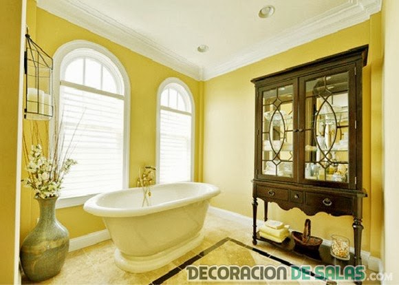 baño con paredes amarillas