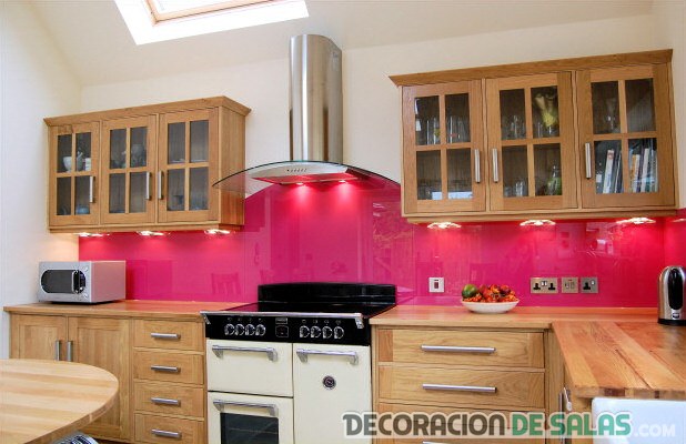 cocina marrón con pared en rosa