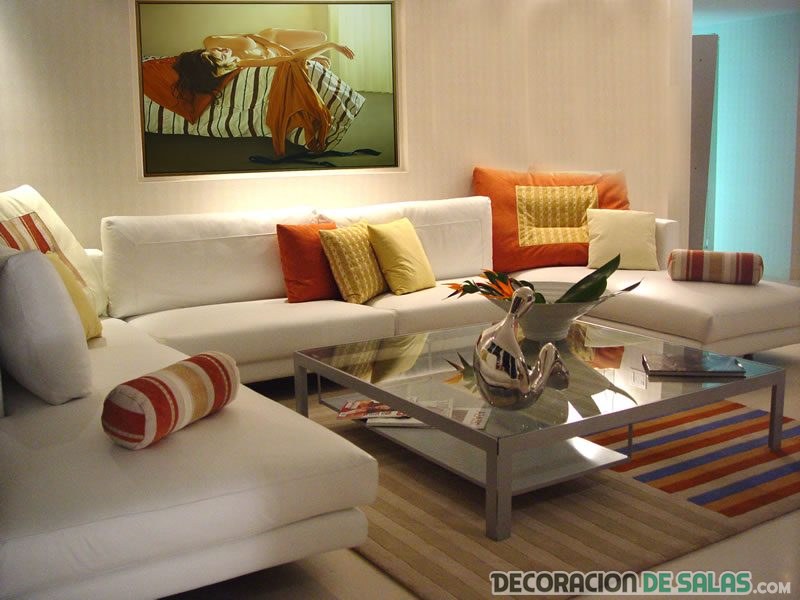 decoración con sofá en color blanco