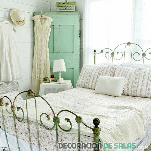 dormitorio cama de forja dedcoración vintage