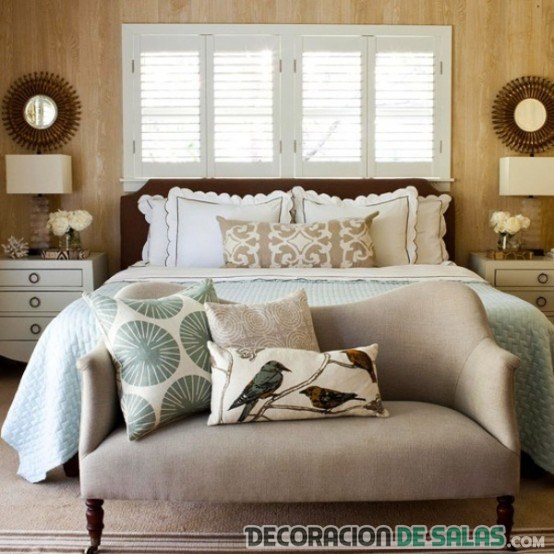 dormitorio con banco sencillo a pie de cama
