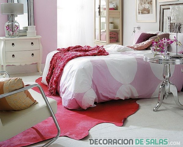 dormitorio con colores rosados