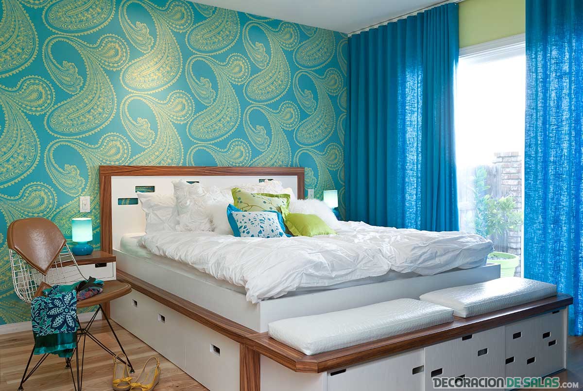 dormitorio en color azul con cortinas