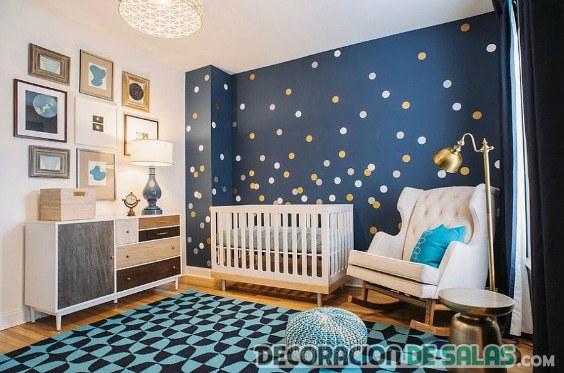 habitación de bebé azul oscuro