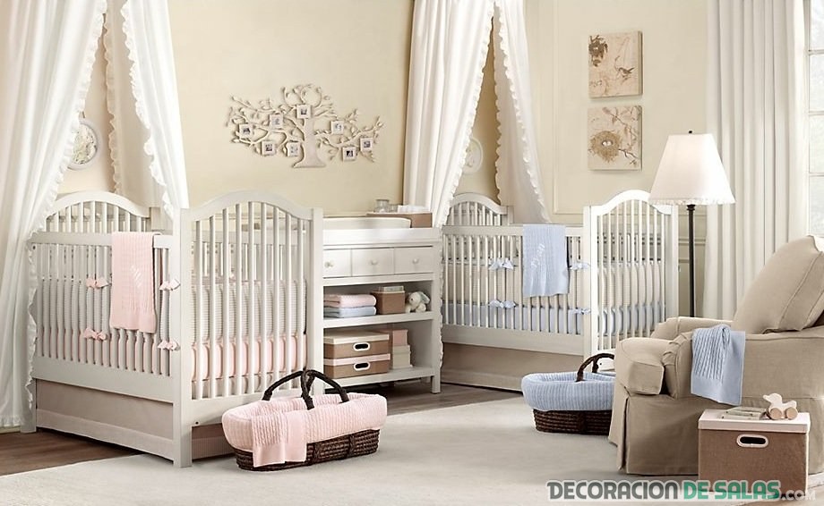 habitación de bebé con dos cunas