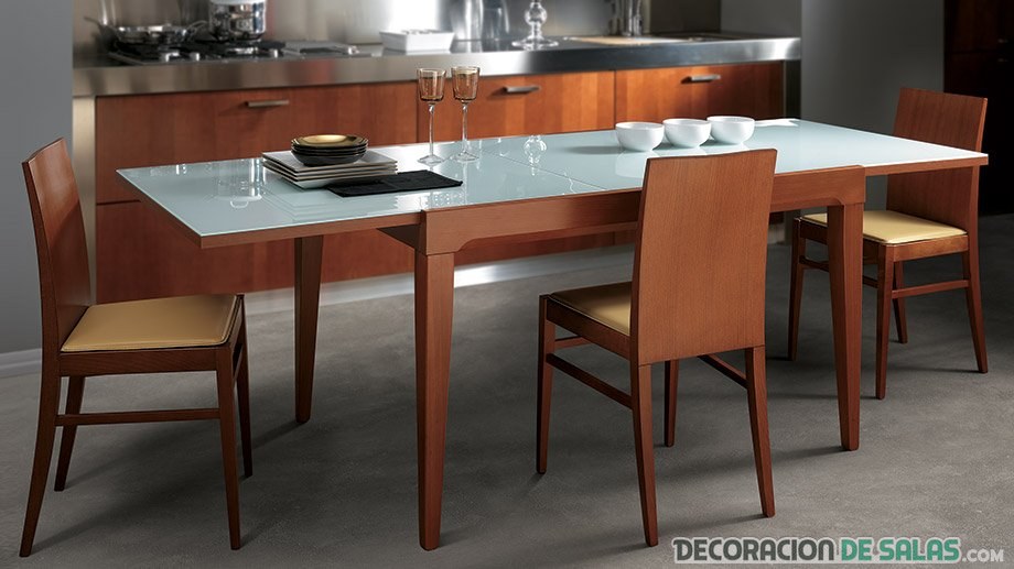 mesa extensible en color marrón madera