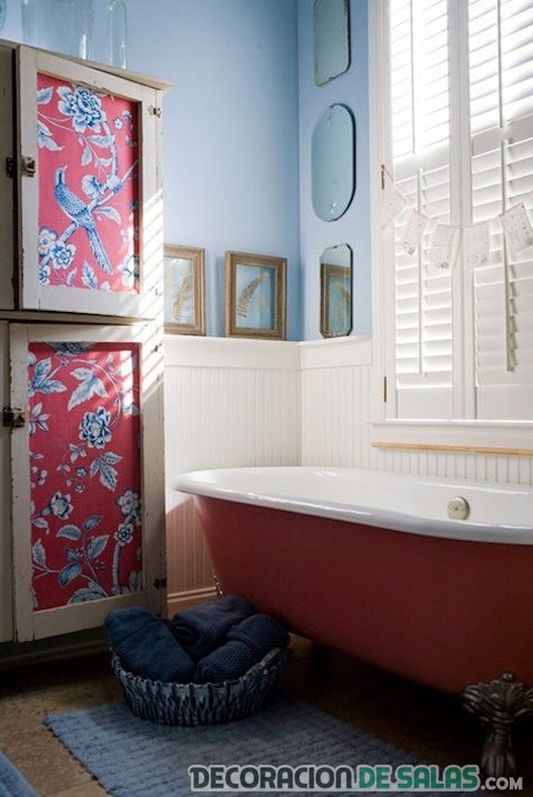 mueble de baño adornado con papel