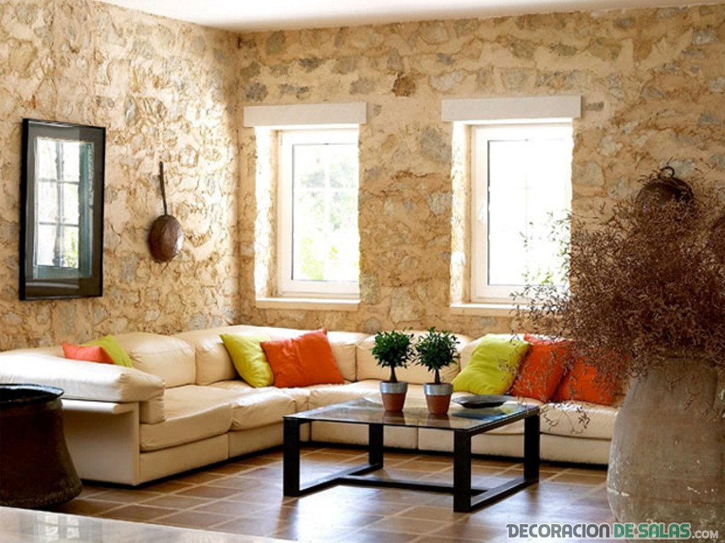 paredes de piedra en salón con sofá grande