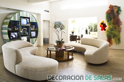 sala minimalista con sofá redondeado