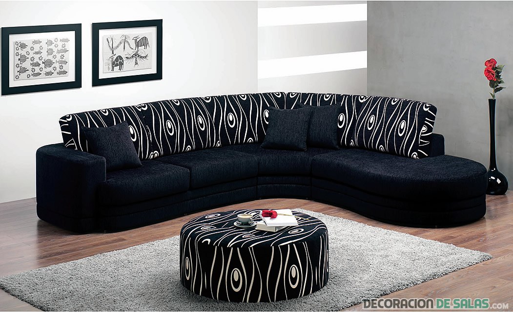 sofá en color negro con estampados