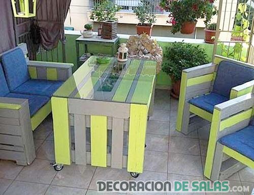 terraza con muebles reciclados
