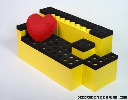 Sofá hecho con piezas de Lego